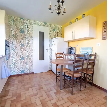 Charming Holiday With Swimming Pool Saint-Leon-sur-Vezere